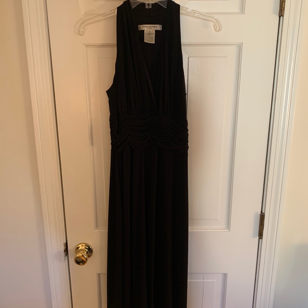 Sleeveless black “Marilyn” dress